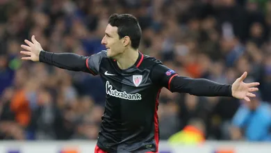 Do meio da rua, de primeira, por cobertura: o pr&ecirc;mio de gola&ccedil;o da Liga Europa j&aacute; &eacute; de Aduriz?