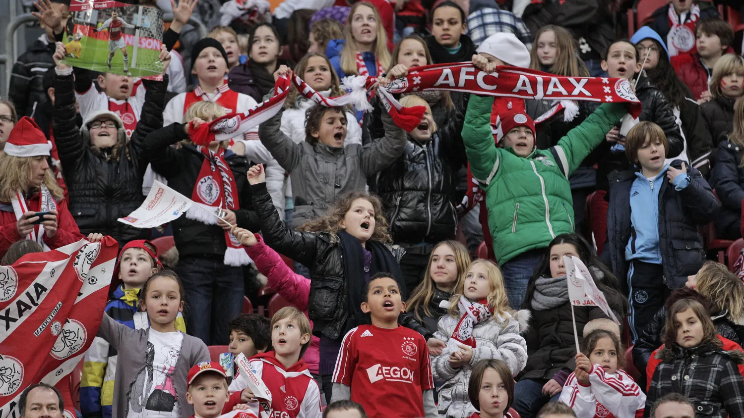 Pol&iacute;cia amea&ccedil;a multar em R$ 90 mil e at&eacute; prender torcedor do Ajax sem ingresso em Paris