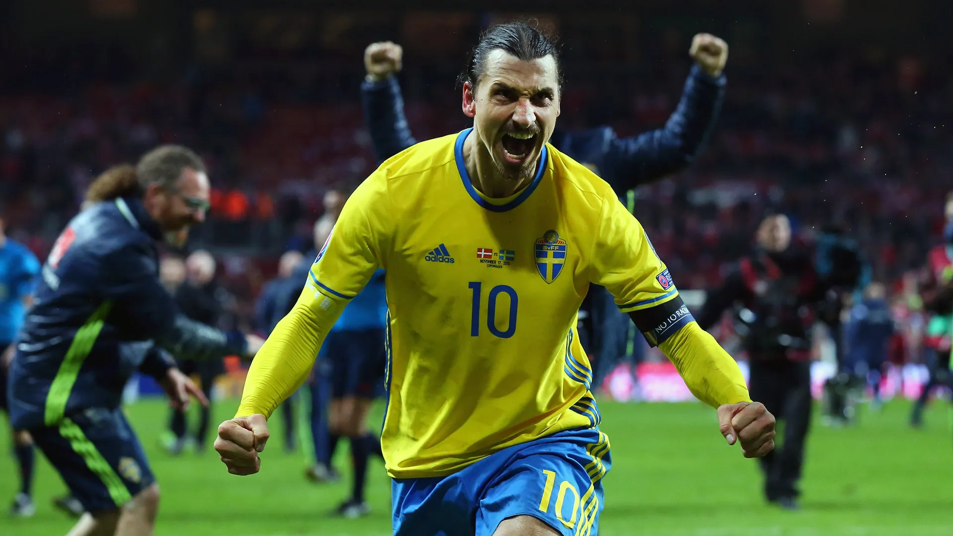 Zlatan Ibrahimovic, em jogo das Eliminat&oacute;rias da Eurocopa pela Su&eacute;ica (Photo by Alex Livesey/Getty Images)