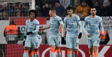 Chelsea caprichou com dois gola&ccedil;os de falta, mas s&oacute; empatou contra o MOL Vidi