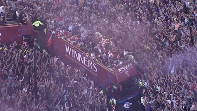 Os campe&otilde;es do West Ham tiveram uma fant&aacute;stica recep&ccedil;&atilde;o, com dezenas de milhares de torcedores entupindo as ruas de Londres