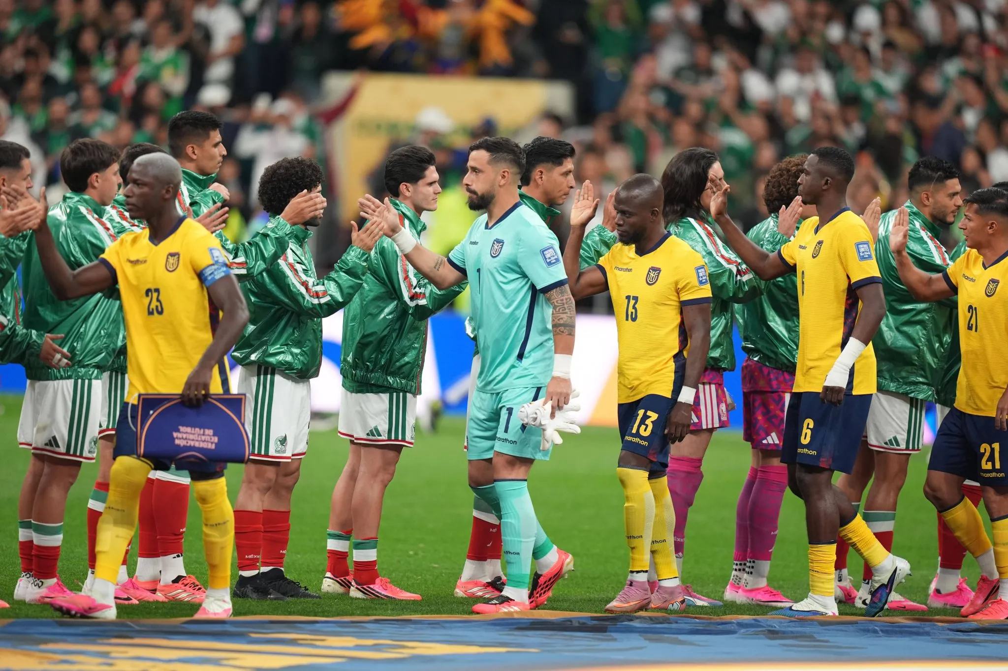 Jogadores de M&eacute;xico e Equador se cumprimentam antes dos 16-avos-de-final da Copa do Mundo (Foto: Imago/aal.photo)