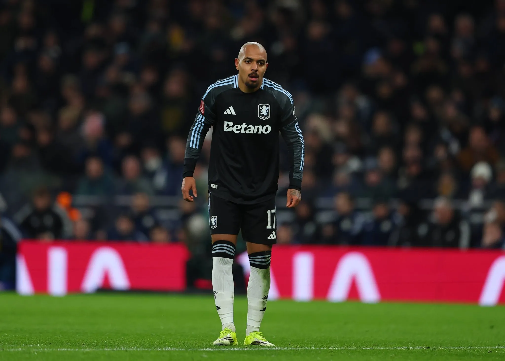 Malen em campo pelo Aston Villa