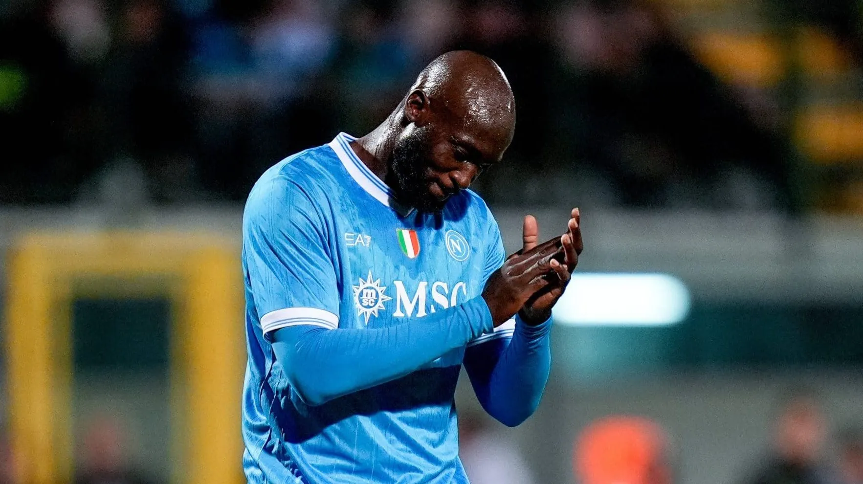 &lsquo;Fomos extorquidos pela fam&iacute;lia&rsquo;: Lukaku faz acusa&ccedil;&atilde;o grave ap&oacute;s morte do pai