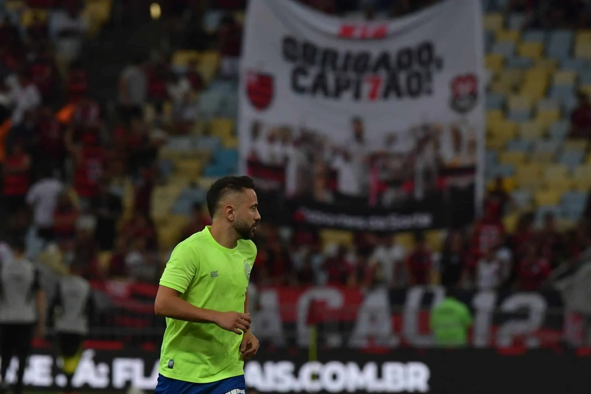 Reencontro termina com Everton Ribeiro cabisbaixo e um incans&aacute;vel Flamengo na lideran&ccedil;a