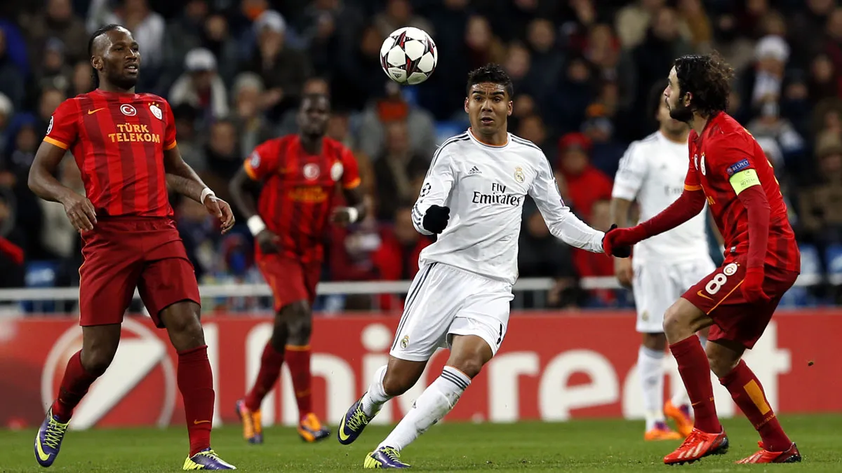 Casemiro em a&ccedil;&atilde;o pelo Real Madrid contra o Galatasaray, na Liga dos Campe&otilde;es  (AP Photo/Paul White)