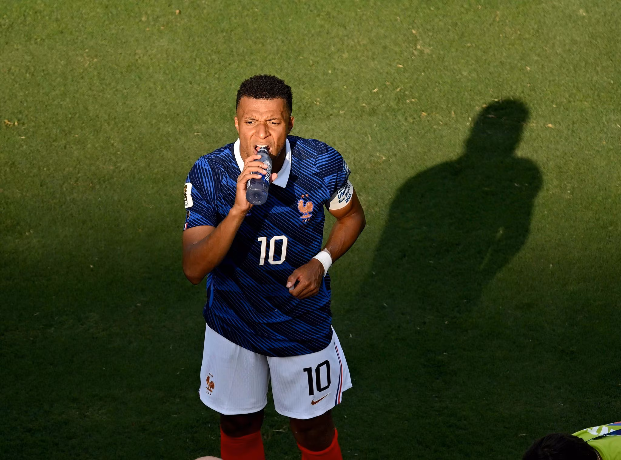 Mbapp&eacute; durante pausa para hidrata&ccedil;&atilde;o