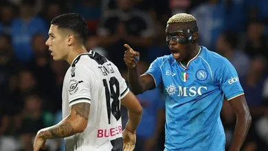 Apesar da cis&atilde;o, Osimhen salientou seu profissionalismo e liderou a goleada sobre a Udinese