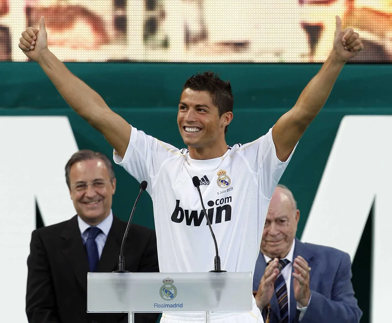 Cristiano Ronaldo durante sua apresenta&ccedil;&atilde;o no Real Madrid, em 2009 (Foto: Imago)