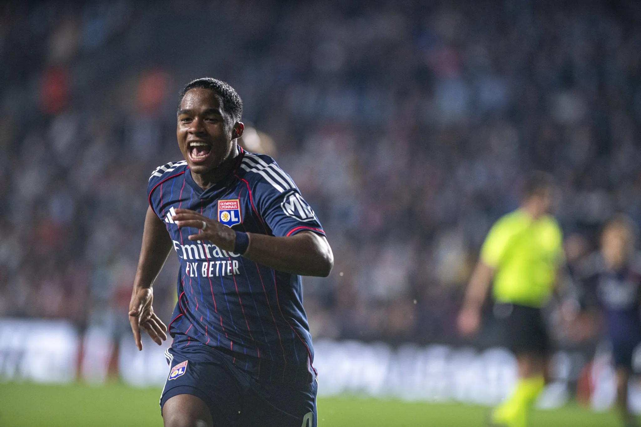 Endrick celebra gol pelo Lyon