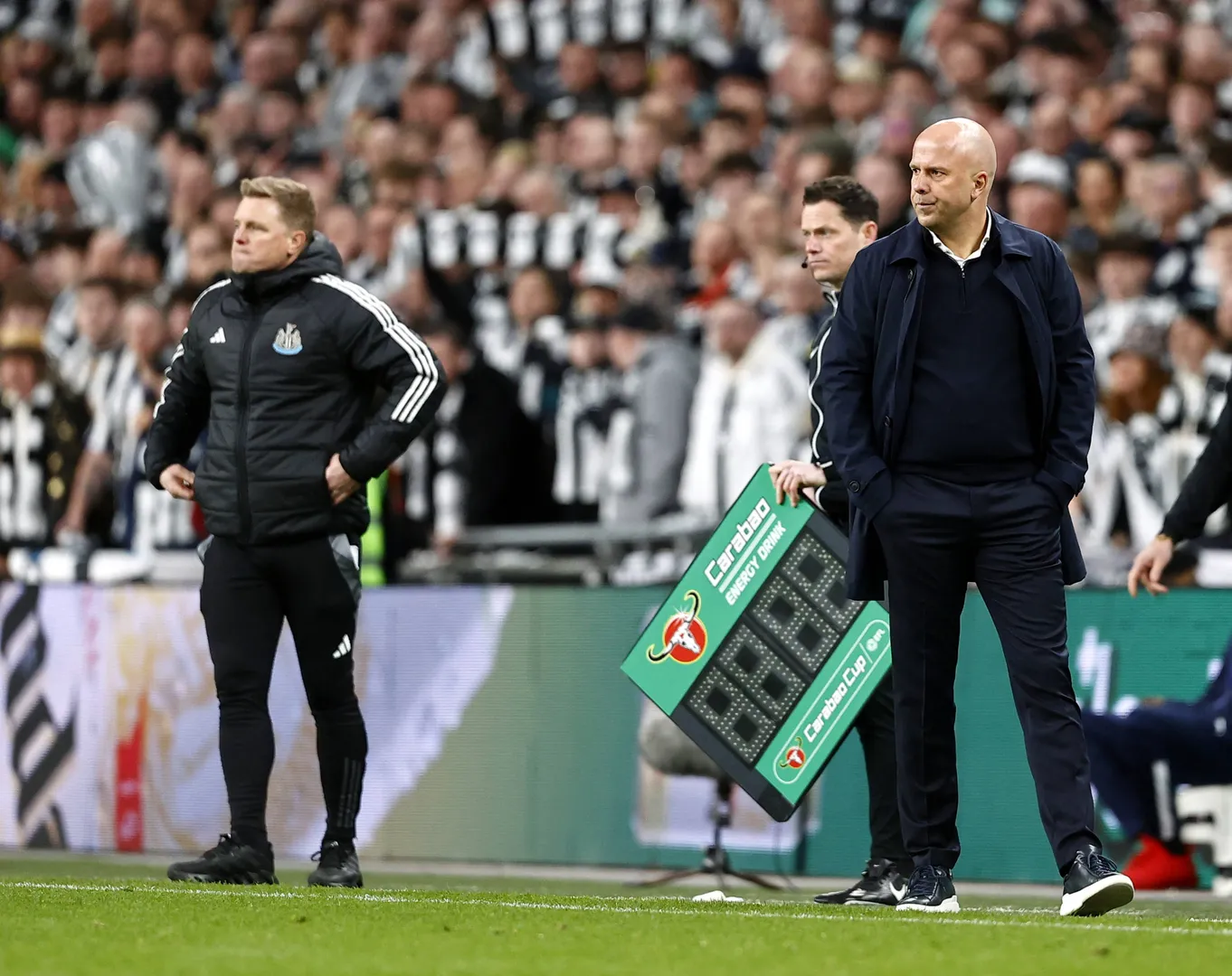 Eddie Howe, t&eacute;cnico do Newcastle, e Arne Slot, treinador do Liverpool (Foto: Imago)