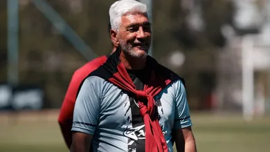 T&eacute;cnico campe&atilde;o da Copa da Argentina lutou na Guerra das Malvinas: &lsquo;Futebol salvou minha vida&rsquo;