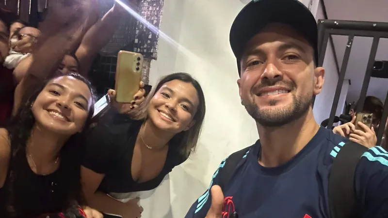 Ana Beatriz esperou horas para ver seus &iacute;dolos do Flamengo (Foto: Arquivo Pessoal)