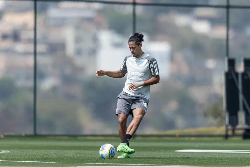 Mauricio Lemos em treino do Atl&eacute;tico
