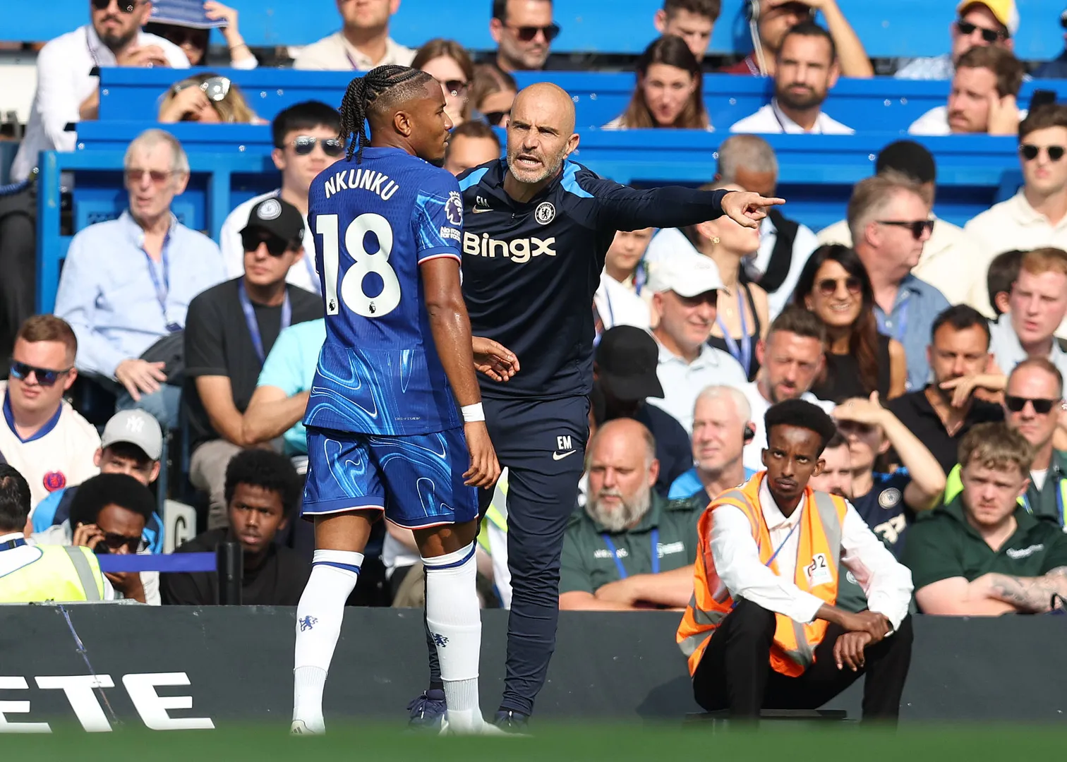 Maresca d&aacute; orienta&ccedil;&otilde;es a Nkunku durante jogo do Chelsea