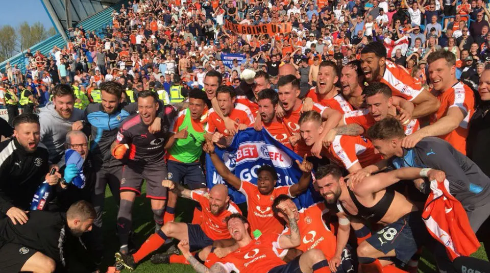 Wigan, Luton e mais: Inglaterra teve quatro festas pelo acesso em quatro divis&otilde;es diferentes