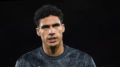 Livre no mercado, Varane fica perto de time comandado por F&agrave;bregas
