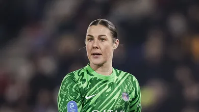 &lsquo;Desrespeitoso&rsquo;: Biografia pol&ecirc;mica coloca fogo no futebol feminino ingl&ecirc;s