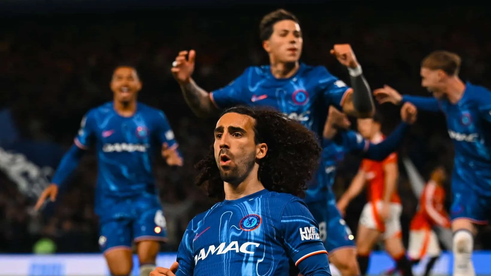 Artilheiro improv&aacute;vel mant&eacute;m Chelsea vivo contra o City na &uacute;nica disputa que importa