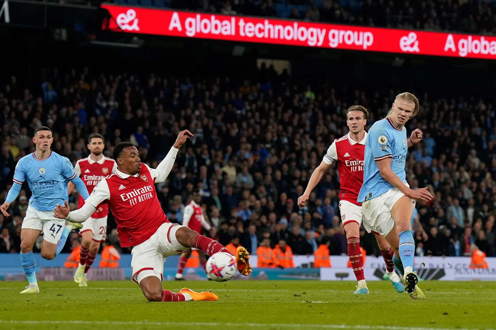 Foto: (Imago) - Em 2022/23, o Manchester City venceu os dois jogos contra o Arsenal e foi campe&atilde;o da Premier League