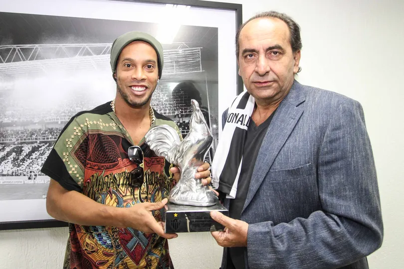 Na despedida, R10 recebeu das m&atilde;os do presidente Alexandre Kalil o Galo de Prata, honraria m&aacute;xima do clube