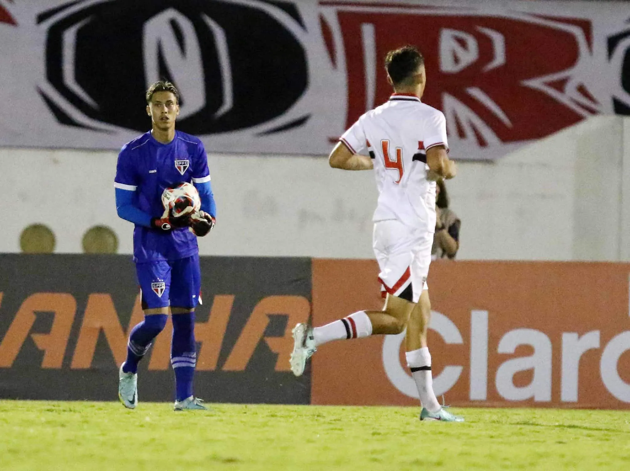 Goleiro batedor de faltas brilha nos p&ecirc;naltis, e S&atilde;o Paulo vence o Cear&aacute; para avan&ccedil;ar&nbsp;na&nbsp;Copinha