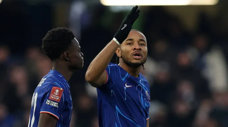 Nkunku tem poucos minutos na Premier League pelo Chelsea e pode ser negociado em troca envolvendo joia do United