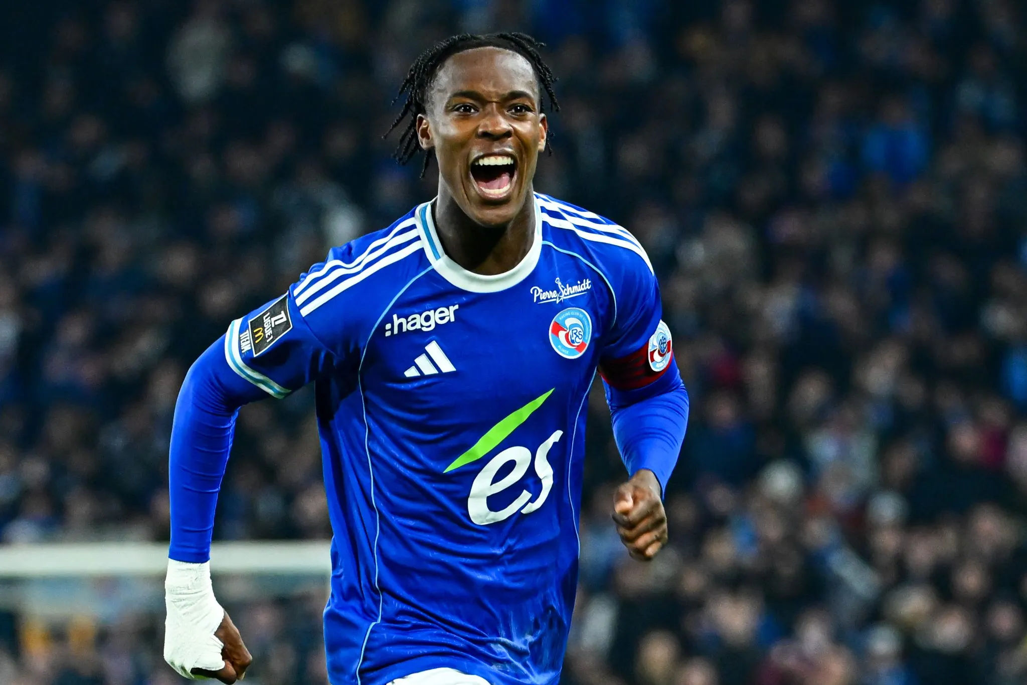 Emegha celebra gol pelo Strasbourg