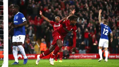 Um gol dos mais bizarros deu a vit&oacute;ria no d&eacute;rbi ao Liverpool no minuto final