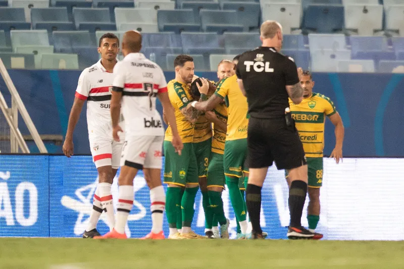 Jogadores do Cuiab&aacute; celebram gol em jogo contra o S&atilde;o Paulo 