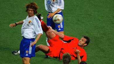 Coreia e Jap&atilde;o, 15 anos: Wilmots fez um gola&ccedil;o de bicicleta na estreia da B&eacute;lgica