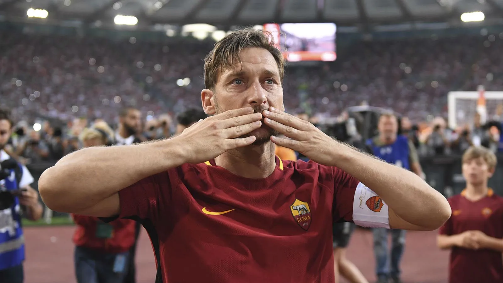 Para guardar: A &iacute;ntegra do tributo final a Totti e a carta de adeus lida pelo Capitano