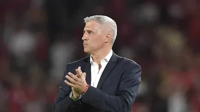 Demora da diretoria pode obrigar Crespo a mudar esquema que deu certo no S&atilde;o Paulo