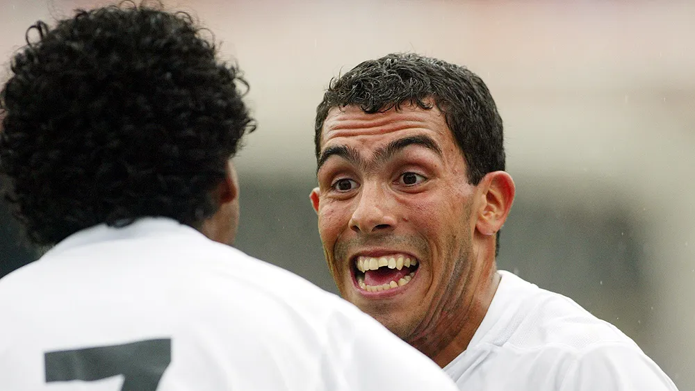 Mais dois aniversariantes do dia: os 31 anos de Tevez e os 10 de seu primeiro gol pelo Corinthians