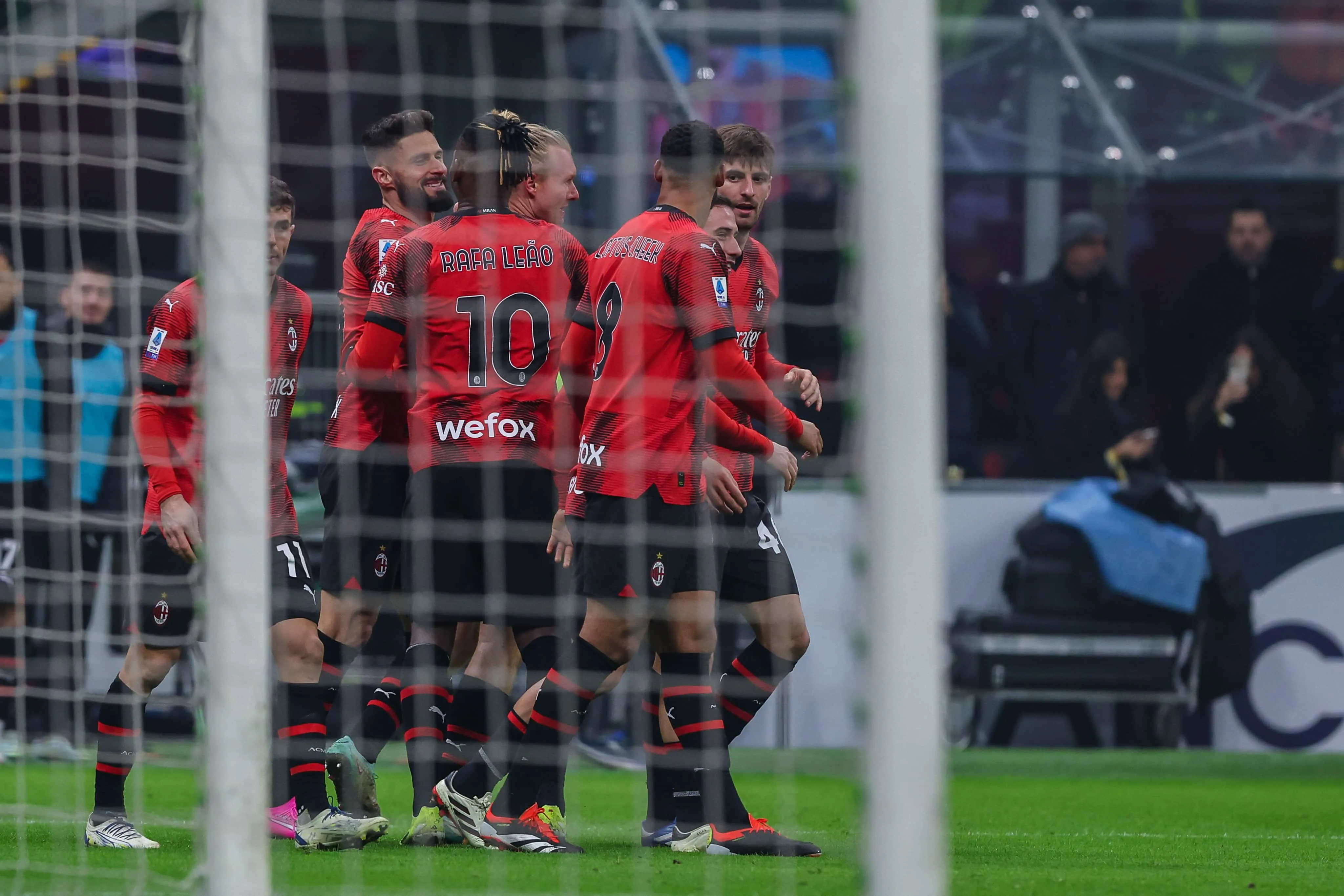 Sem fazer for&ccedil;a, o Milan se aproveitou de uma Roma fr&aacute;gil e confusa para embalar nova vit&oacute;ria na S&eacute;rie A