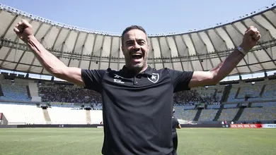 J&aacute; tem a cara de Artur Jorge? Botafogo p&otilde;e as garras para fora com novo t&eacute;cnico