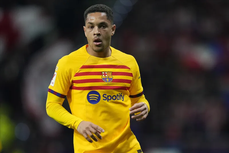 Vitor Roque, que est&aacute; fora dos planos de Hansi Flick, n&atilde;o foi inscrito pelo Barcelona em La Liga 2024/2025. Foto: Icon Sport