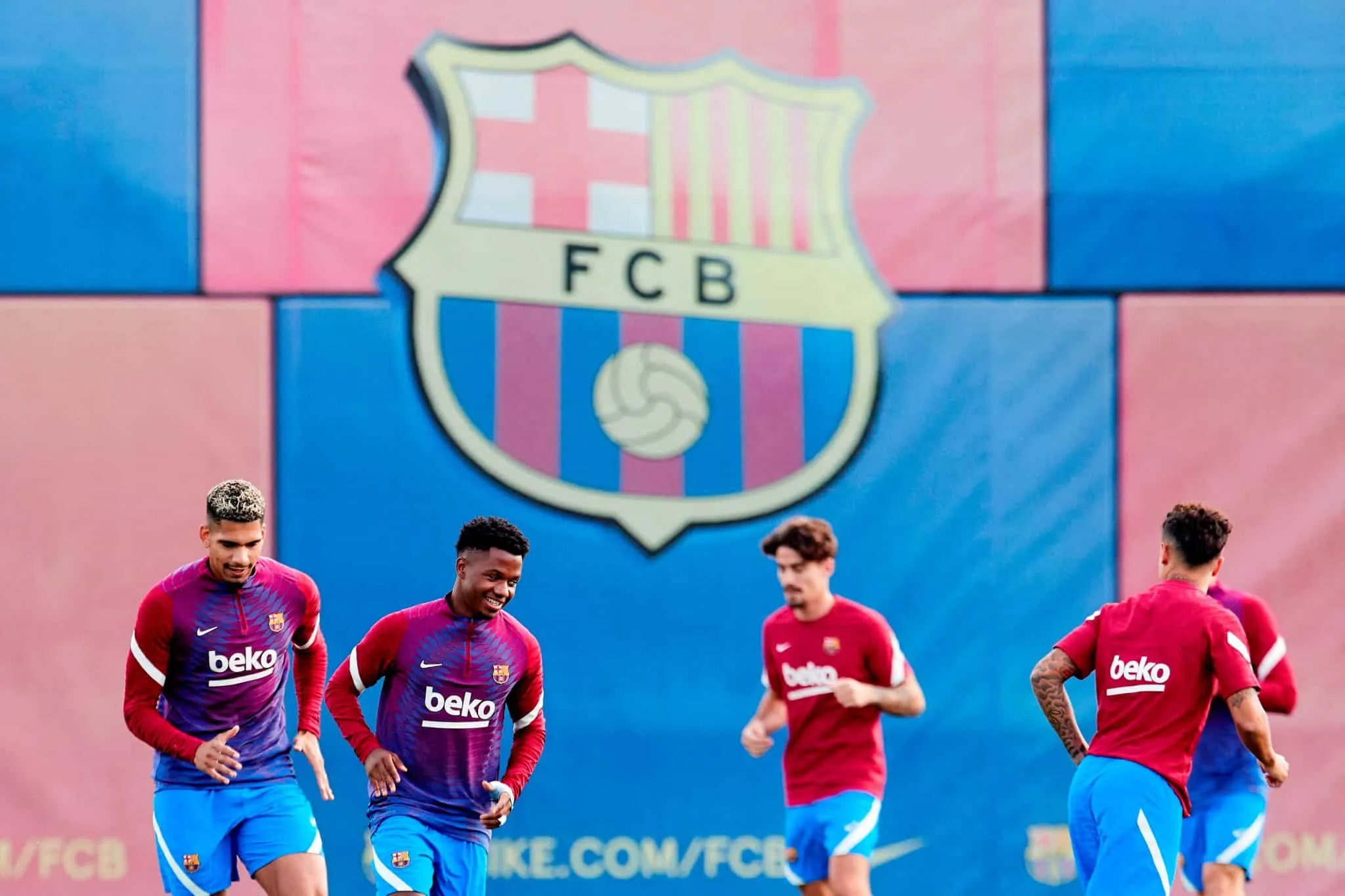 Joia da base e zagueiro titular: quem s&atilde;o os jogadores com mais chances de sair do Barcelona
