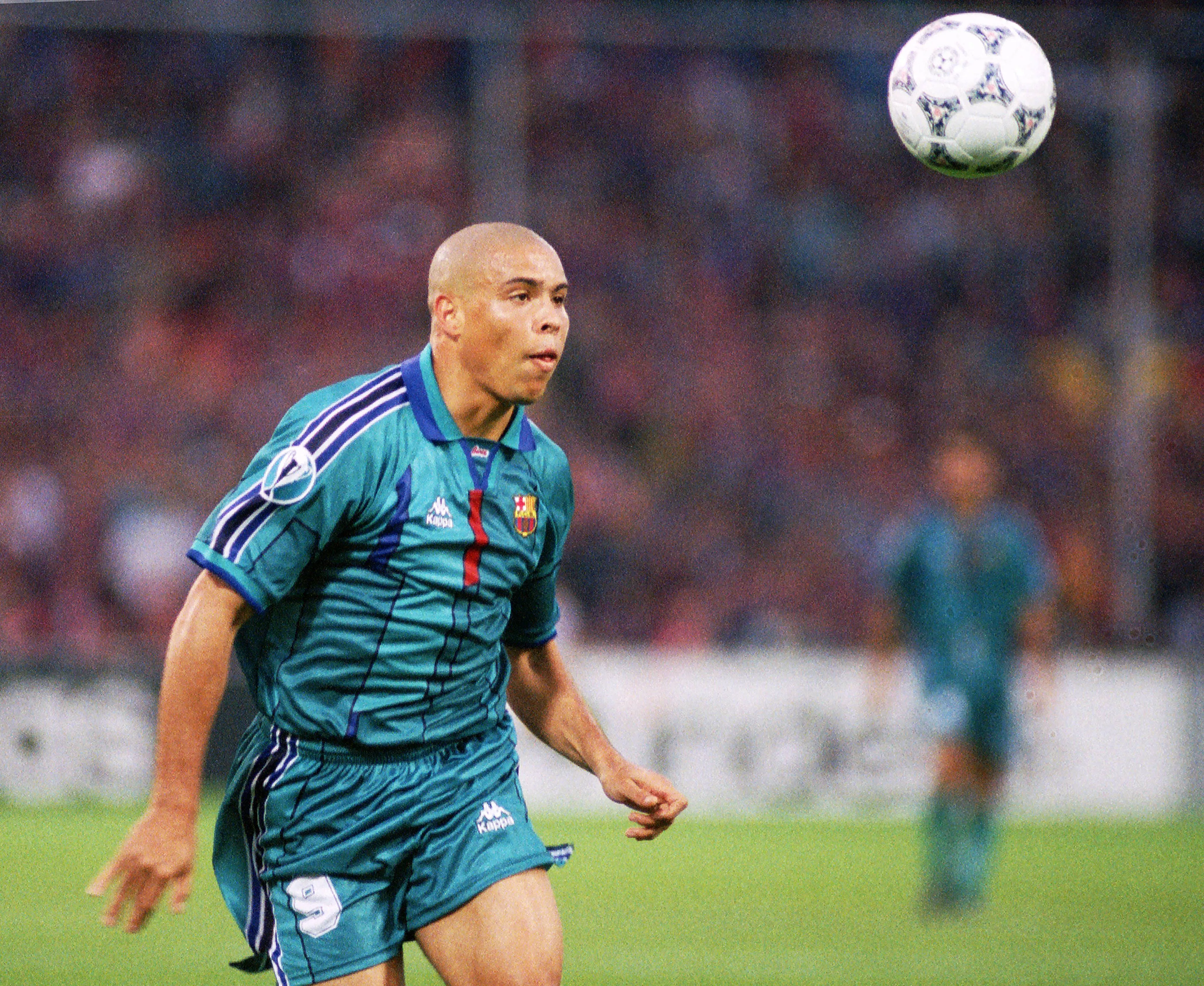 Ronaldo Fen&ocirc;meno em a&ccedil;&atilde;o pelo Barcelona na temporada 1996/97 
