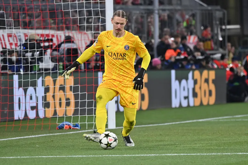 Safonov em a&ccedil;&atilde;o pelo PSG