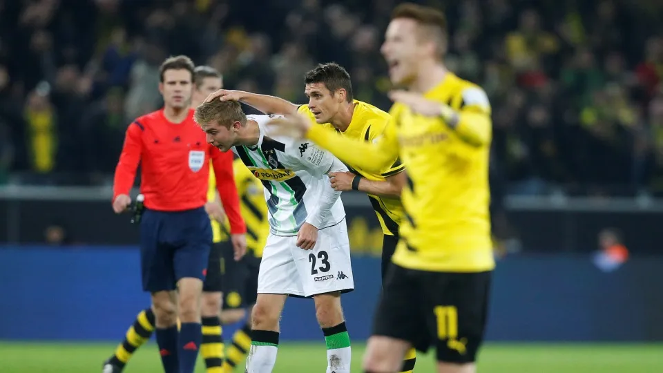 O Dortmund s&oacute; saiu da lanterna gra&ccedil;as a um gola&ccedil;o contra do c&iacute;rculo central