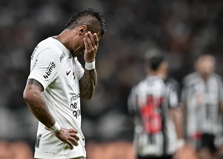 Les&otilde;es no joelho atrapalharam Paulinho em sua segunda passagem pelo Corinthians