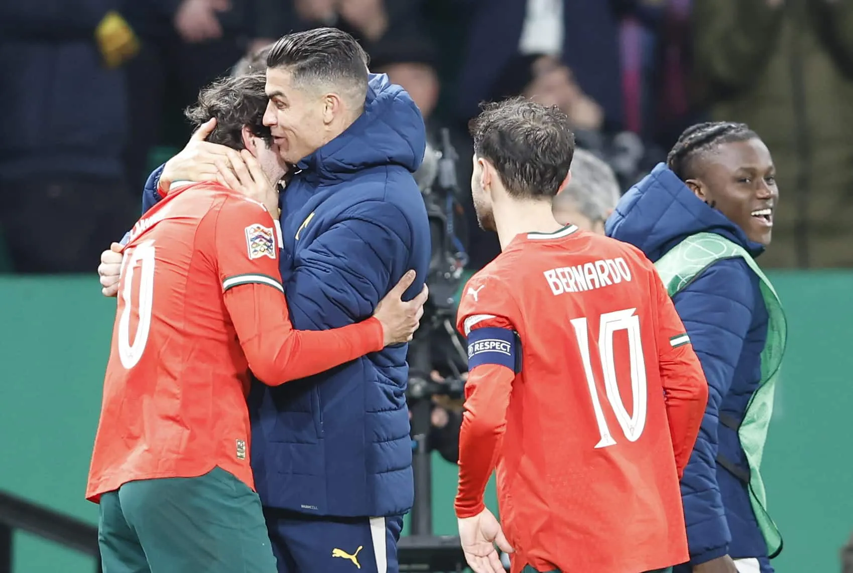 Cristiano Ronaldo abran&ccedil;ando Trinc&atilde;o
