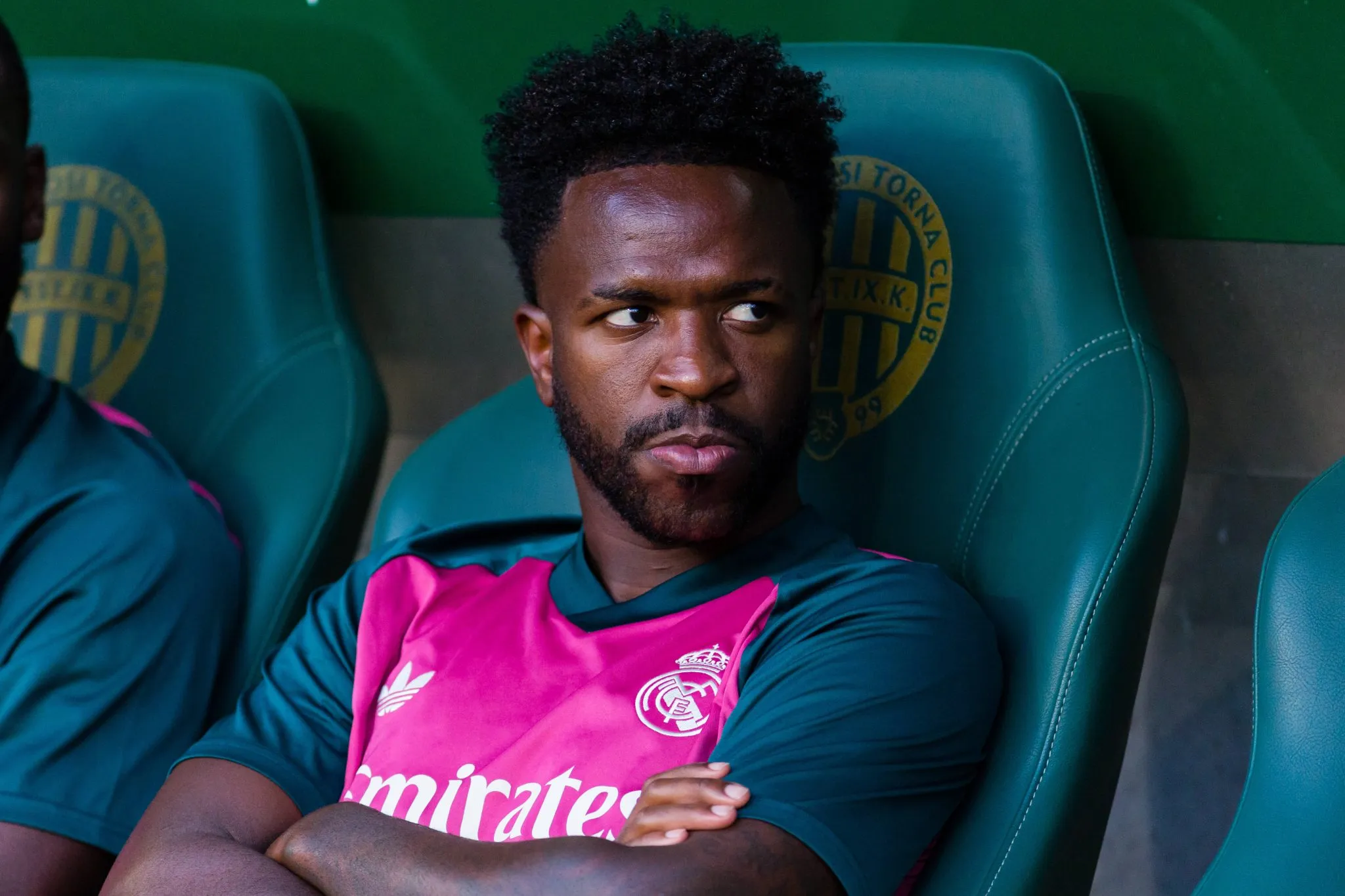Vinícius Junior no banco em jogo do Real Madrid