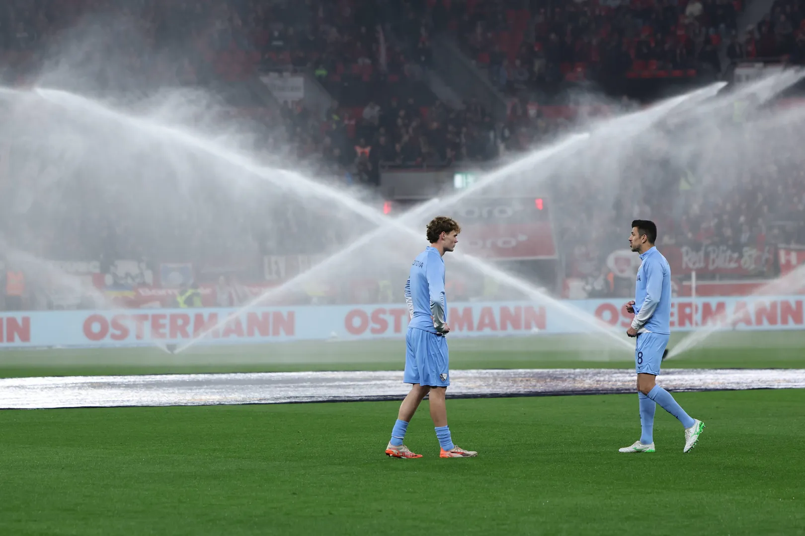 Bayer Leverkusen molha o gramado de seu est&aacute;dio antes do pontap&eacute; inicial Foto: (Imago)