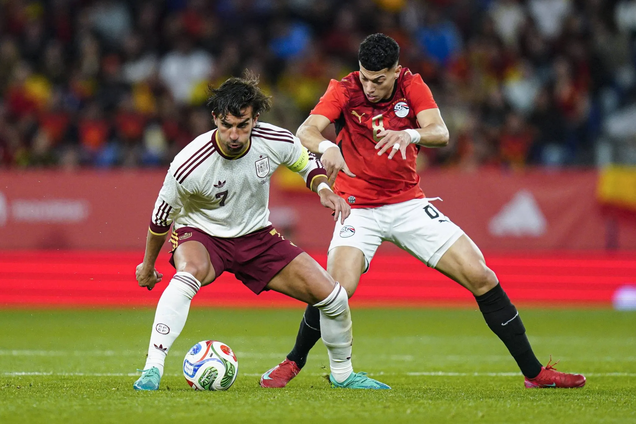 Ferran Torres e Emem Ashou em Espanha x Egito