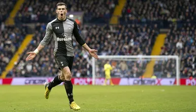 Bale carrega o Tottenham, que vence e encosta no Chelsea