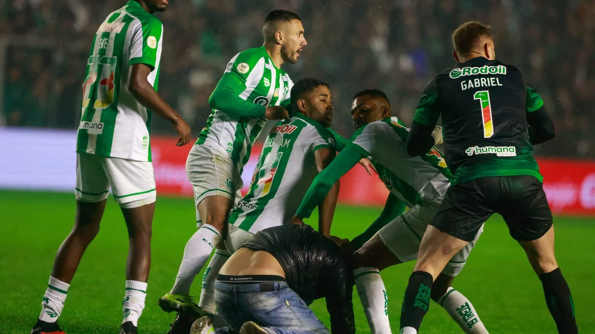 Da neblina &agrave; expuls&atilde;o inacredit&aacute;vel, Juventude e Internacional fizeram jogo ca&oacute;tico que entrar&aacute; para a hist&oacute;ria