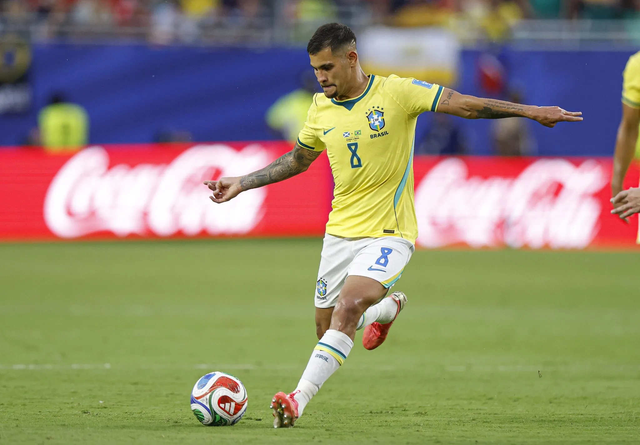 Bruno Guimar&atilde;es, meio-campo da sele&ccedil;&atilde;o brasileira, em duelo com a Esc&oacute;cia