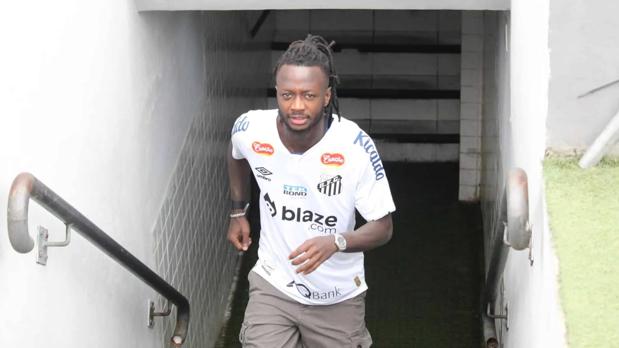 Yusupha Njie pisando na Vila Belmiro